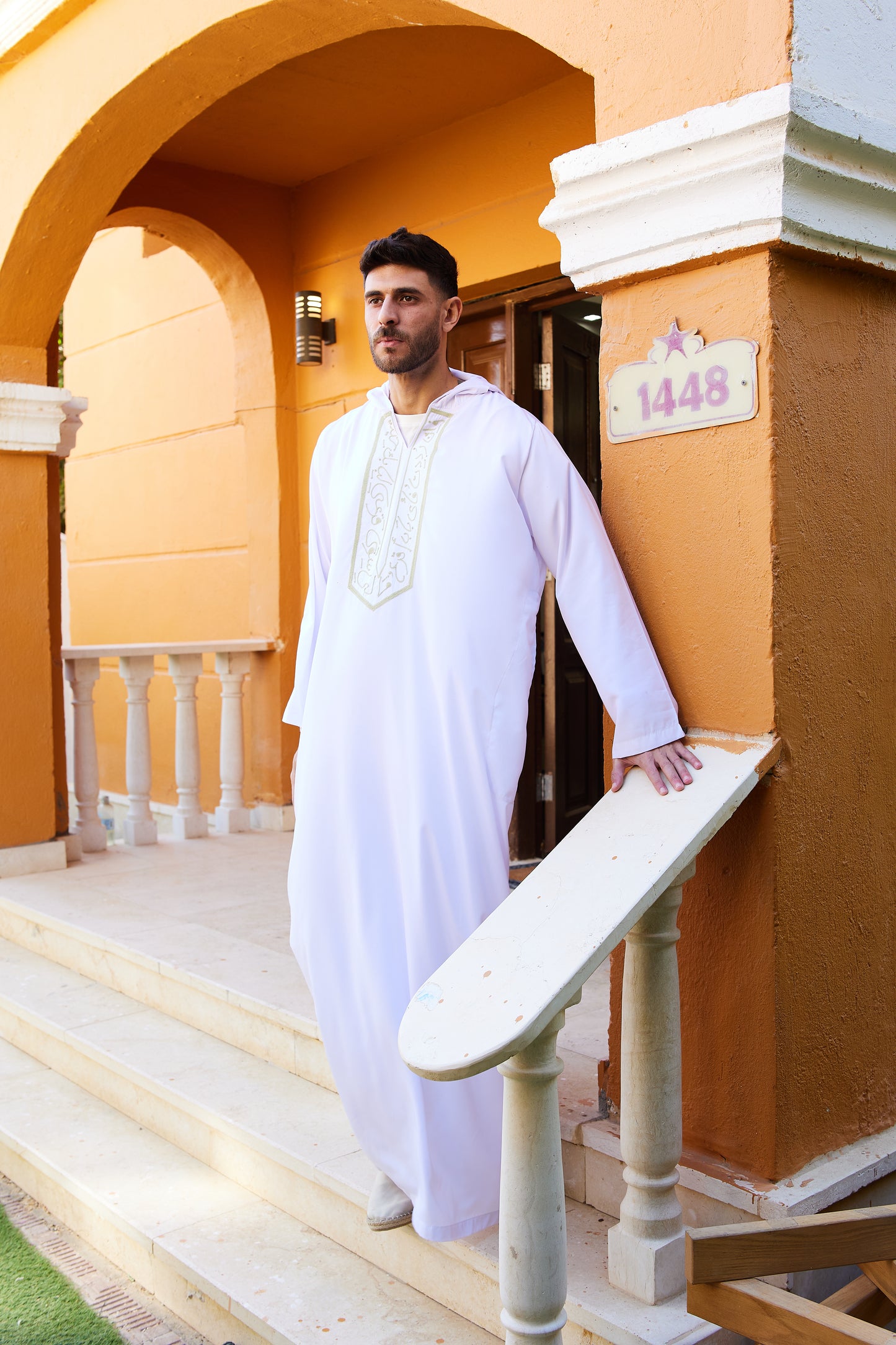 بصيص جلباب له