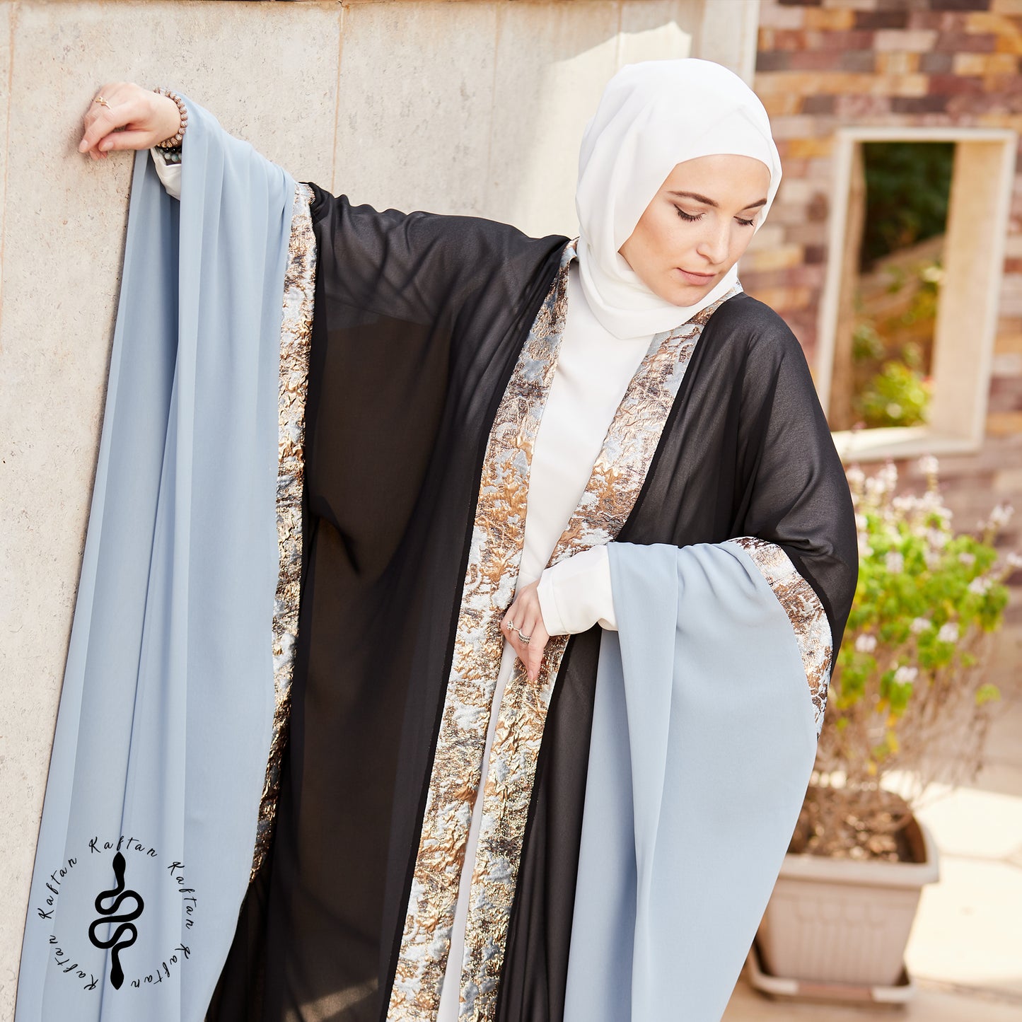 قفطان بروكيد أزرق وأسود