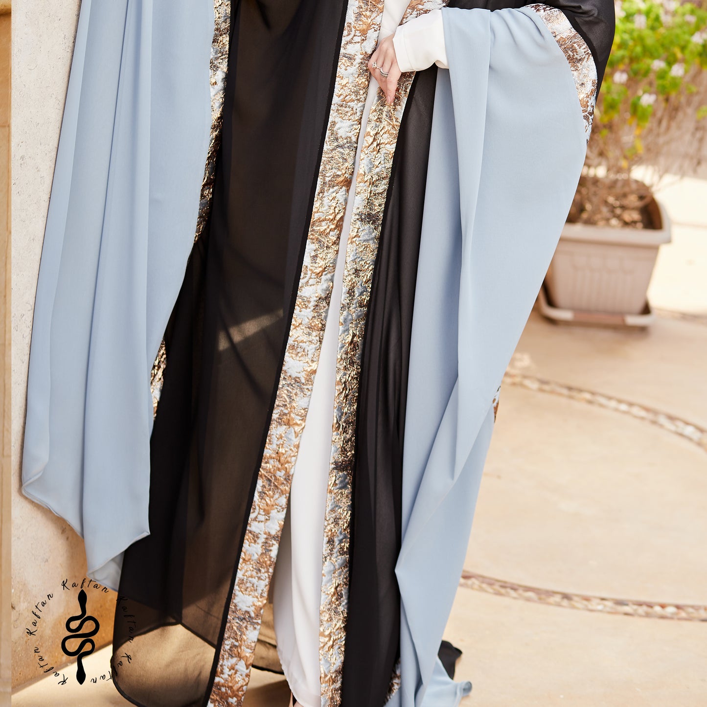 قفطان بروكيد أزرق وأسود