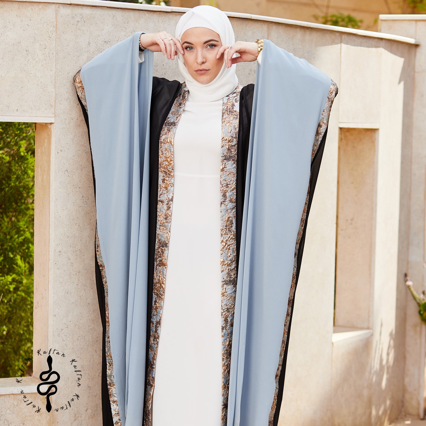 قفطان بروكيد أزرق وأسود