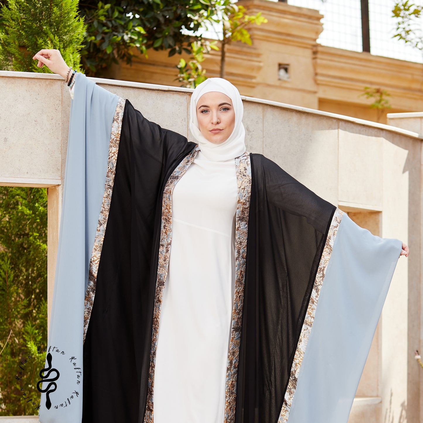 قفطان بروكيد أزرق وأسود