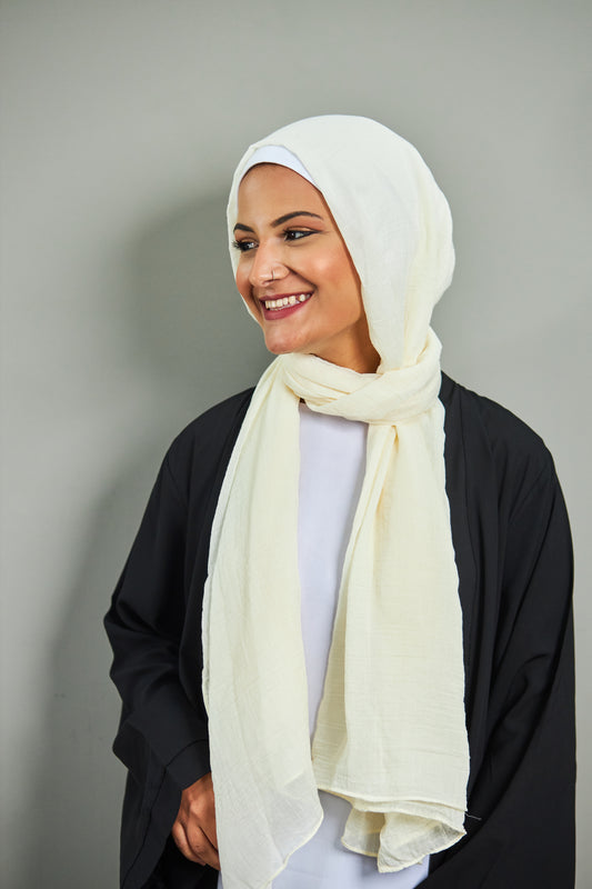 وشاح من الكتان باللون الأبيض الفاتح