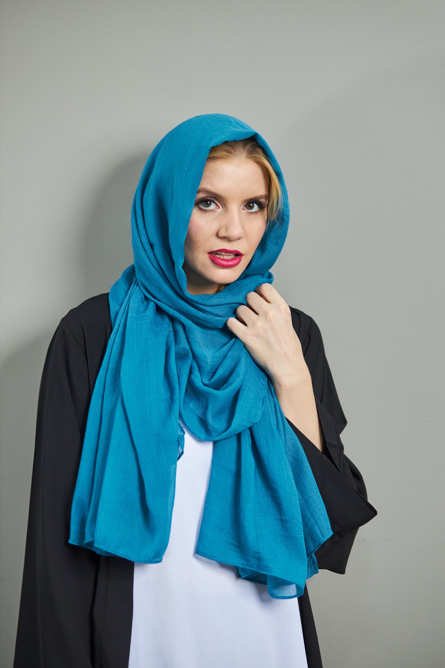 وشاح من الكتان باللون الفيروزي