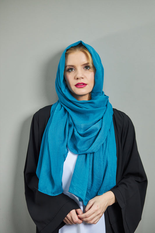 وشاح من الكتان باللون الفيروزي