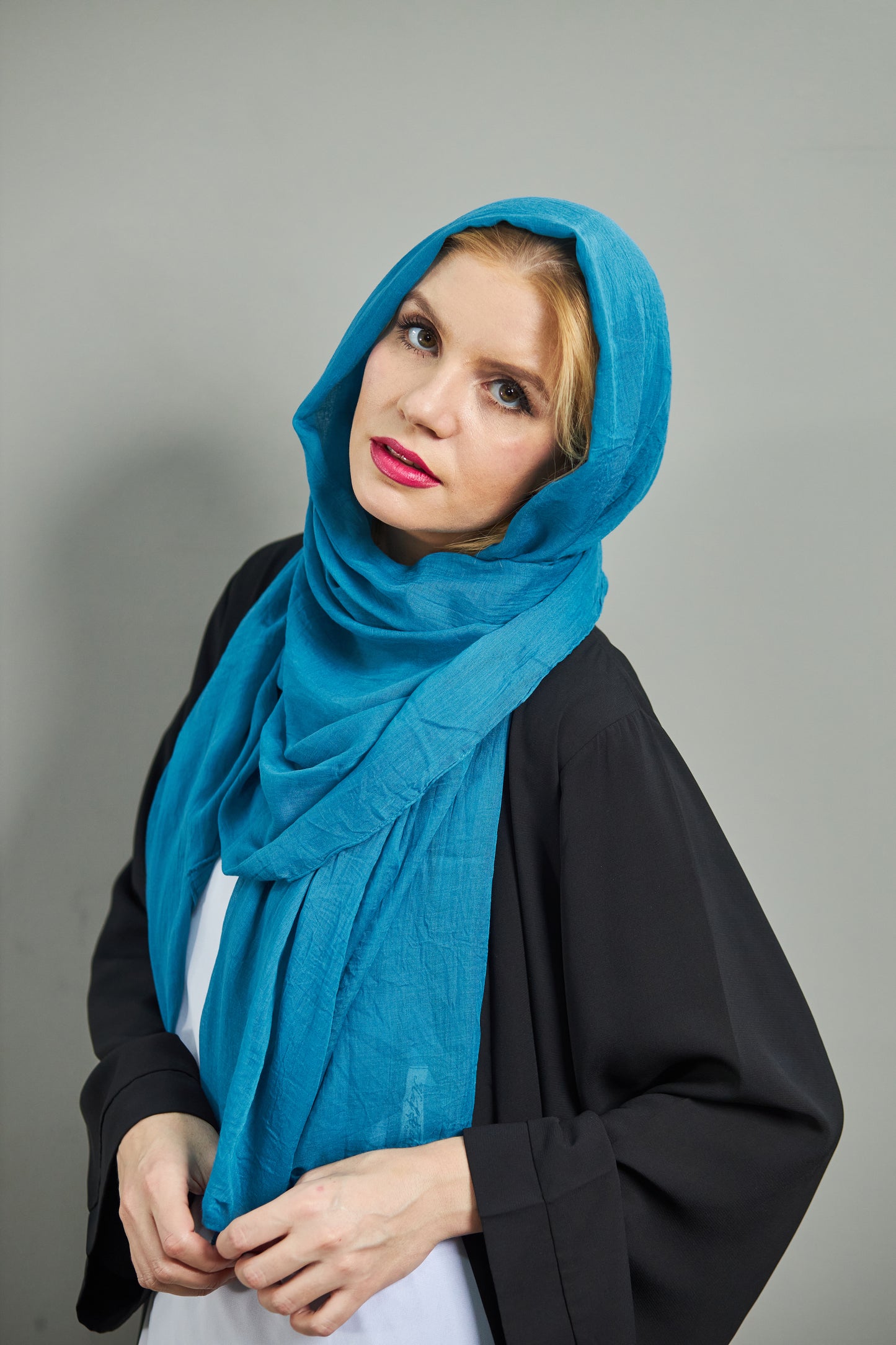 وشاح من الكتان باللون الفيروزي