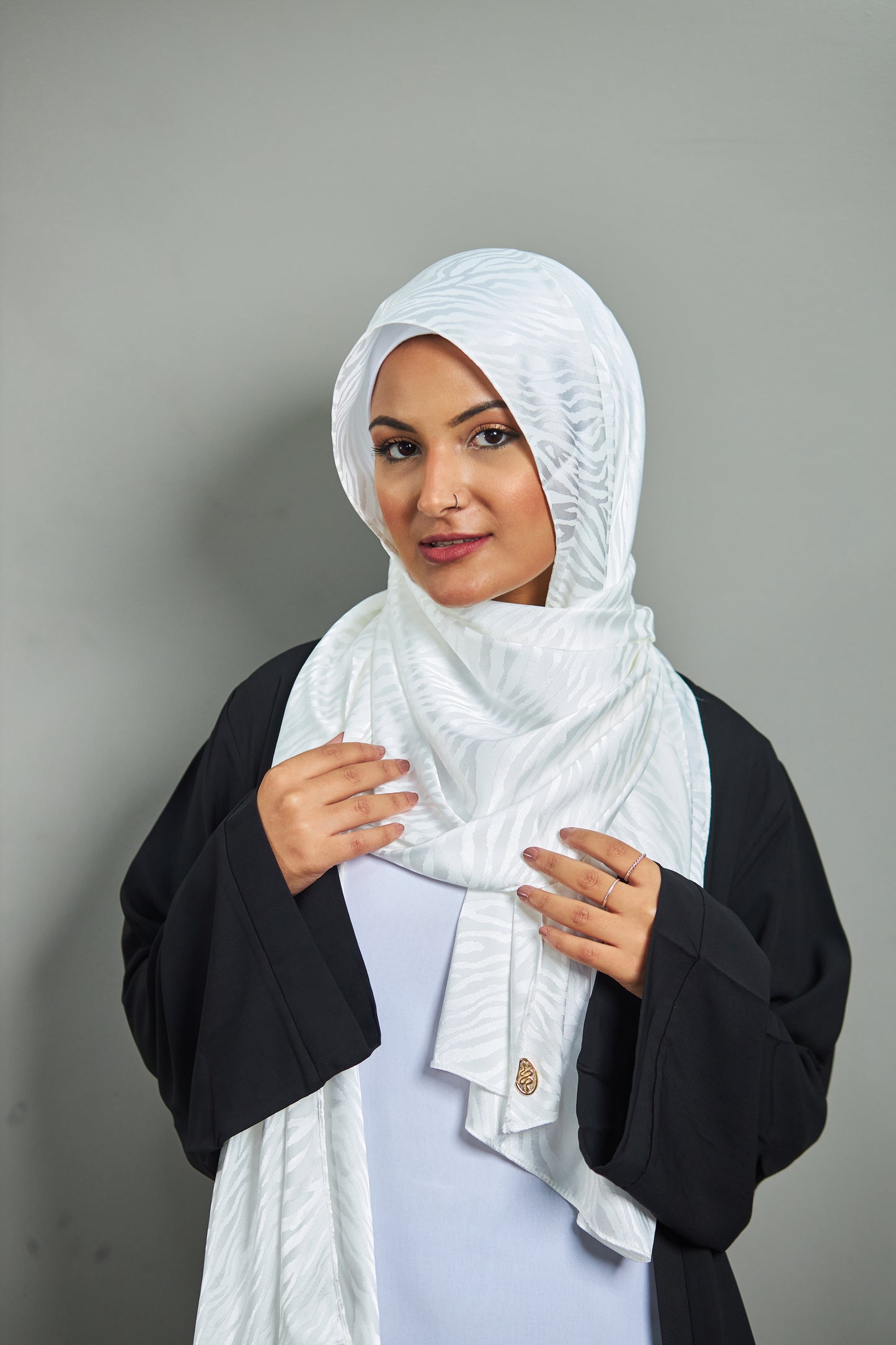 حالمة العاج وشاح