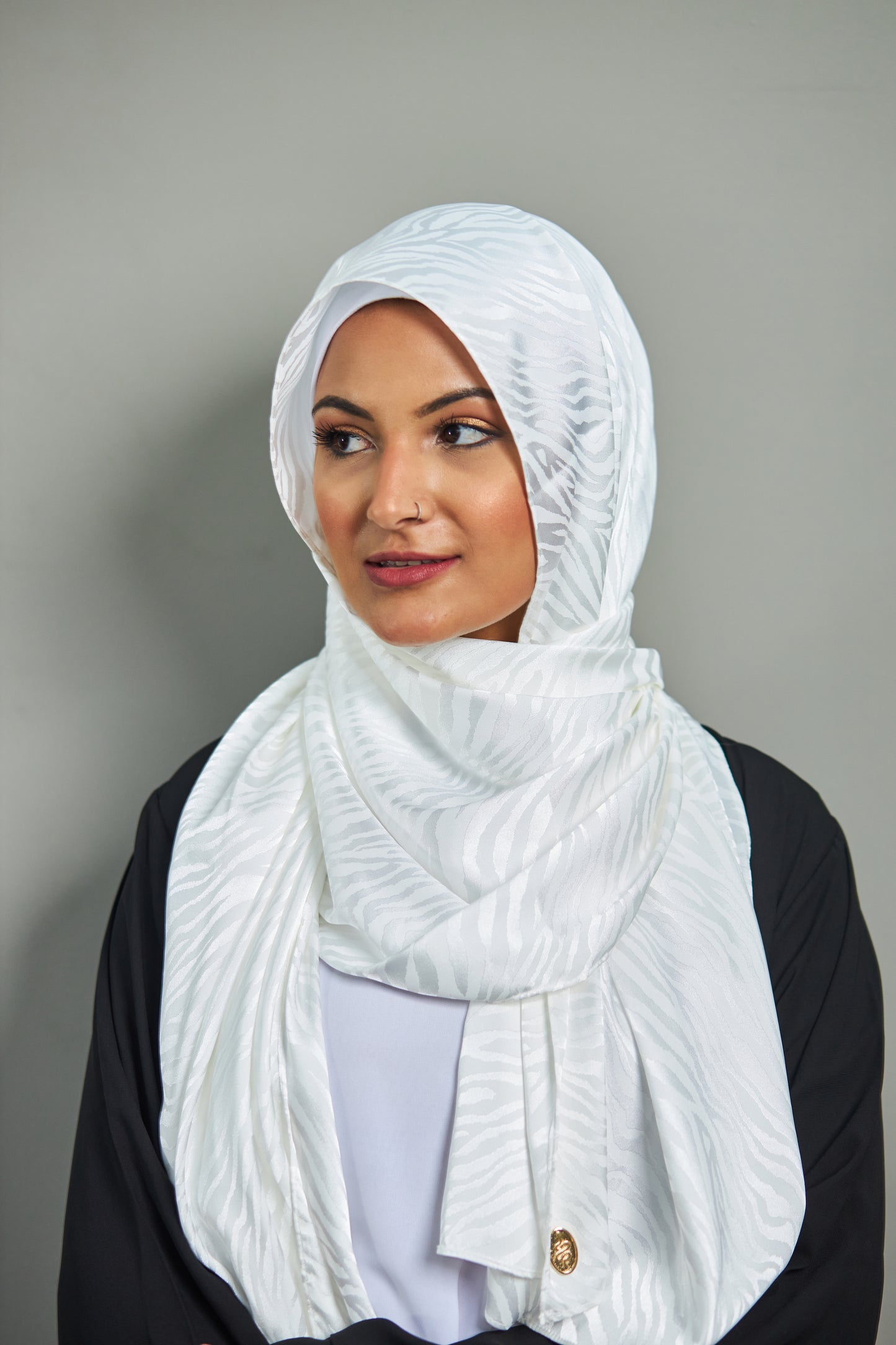 حالمة العاج وشاح