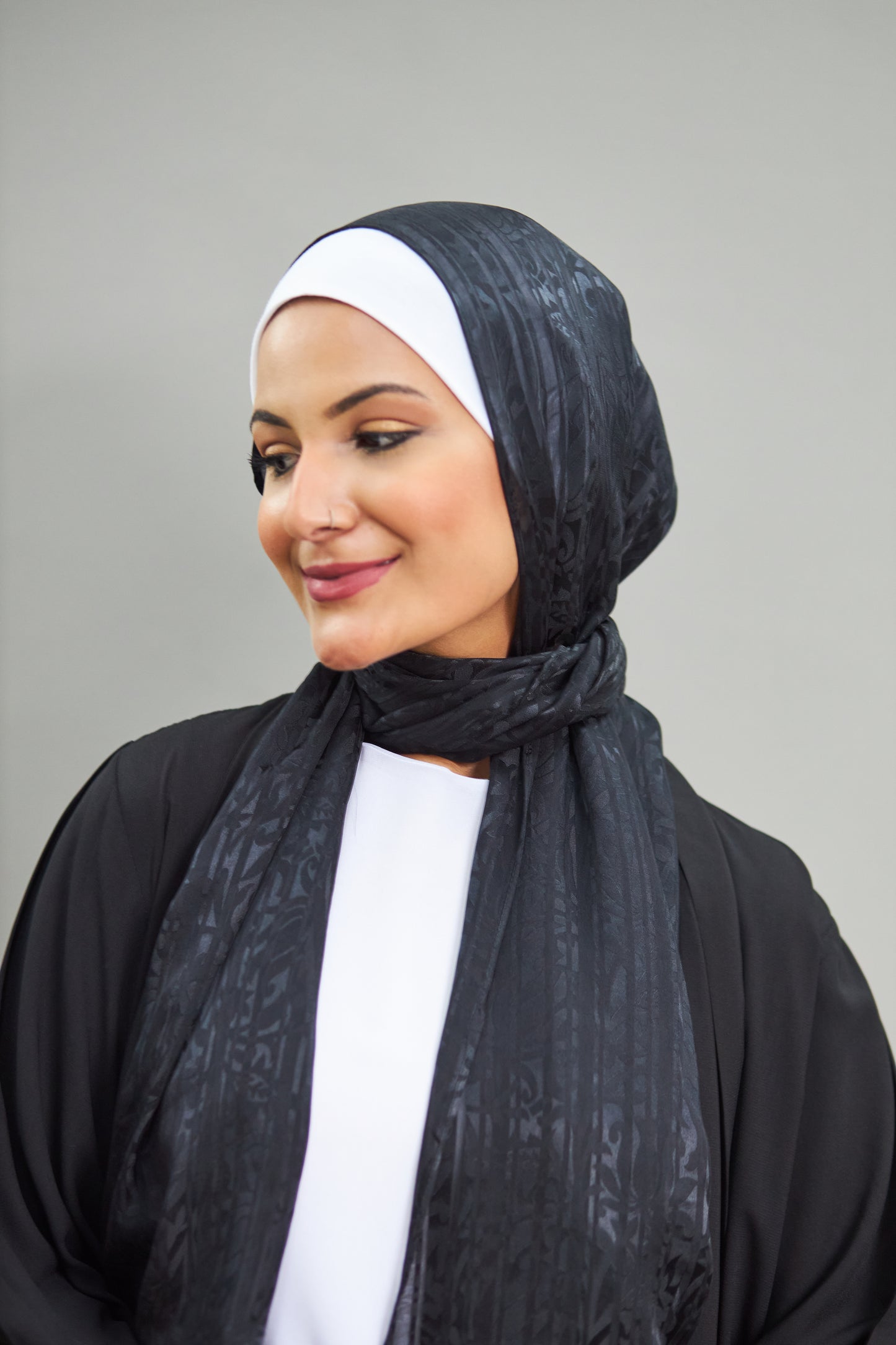 وشاح لوكس أسود