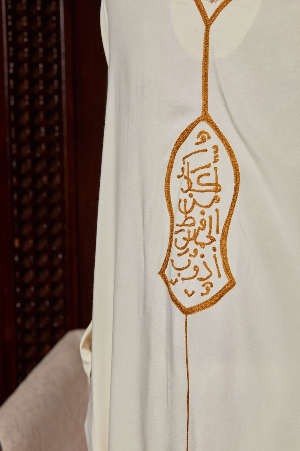جلباب أسود وذهبي له