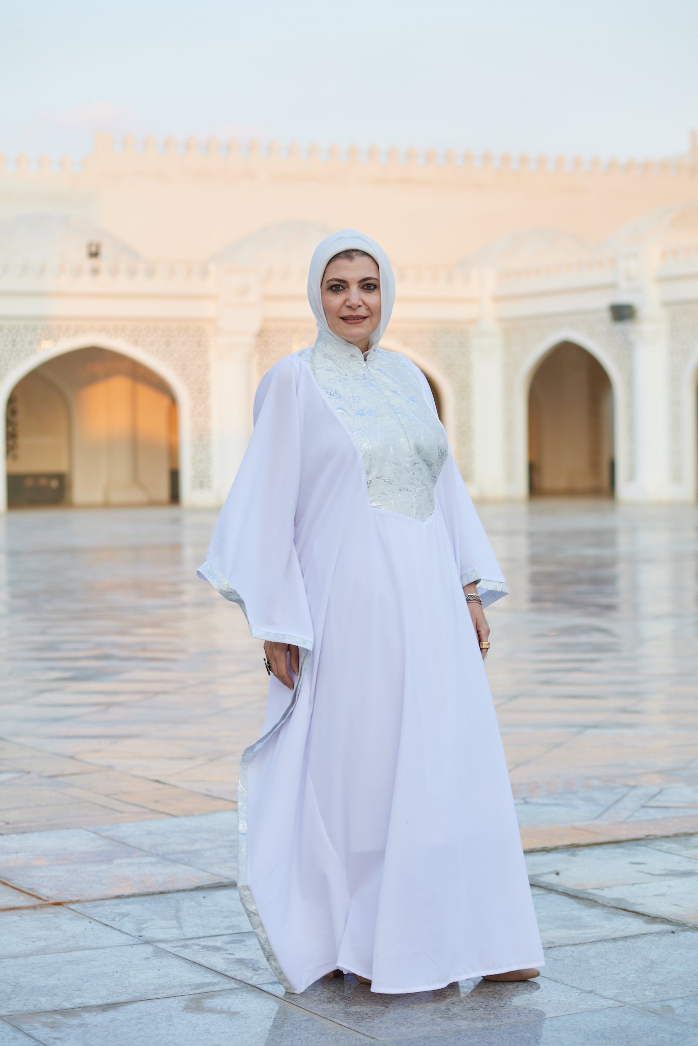 قفطان أبيض ملائكي
