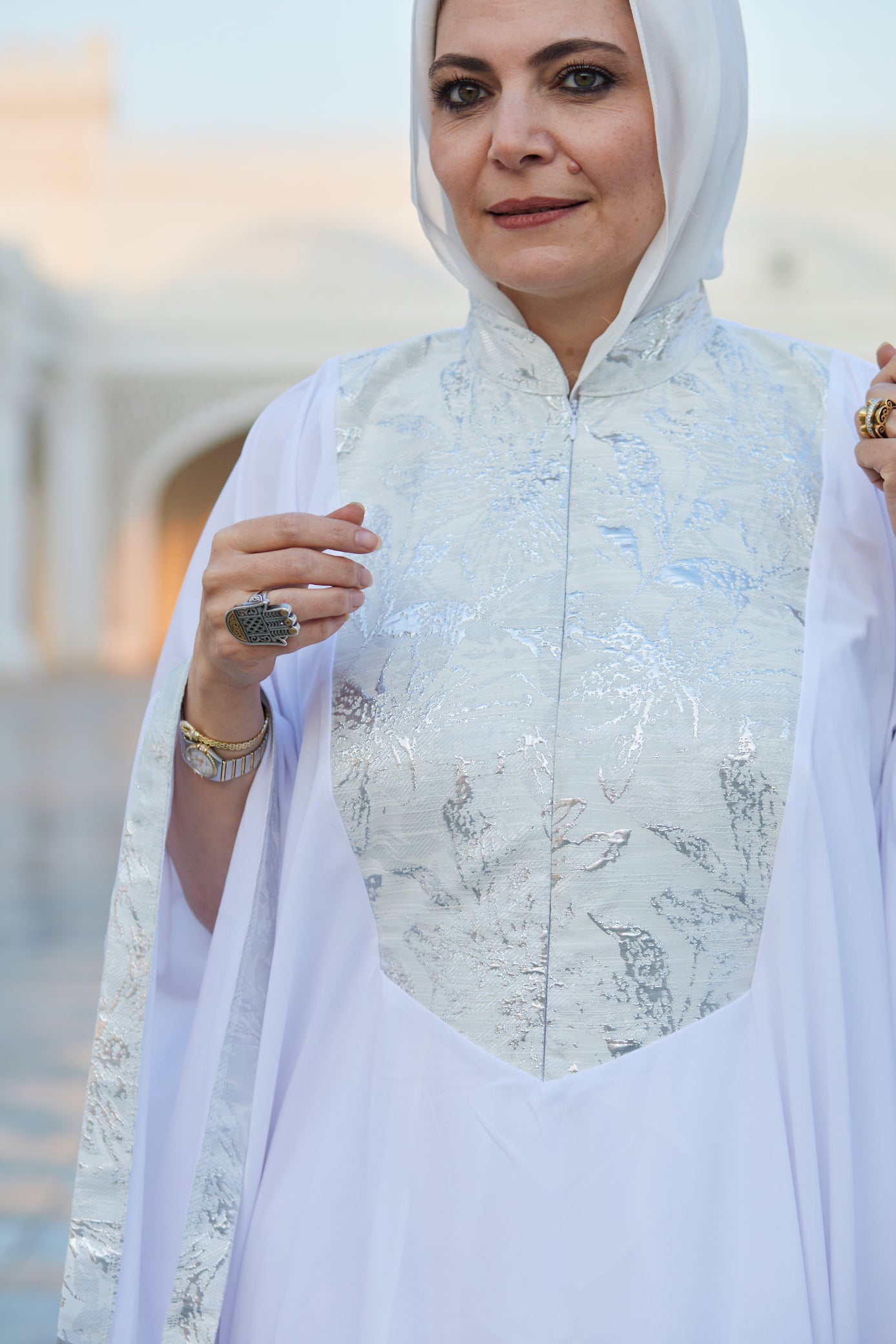 قفطان أبيض ملائكي