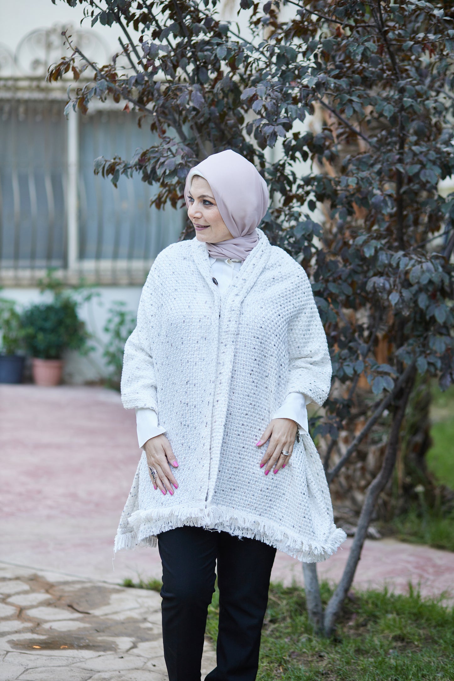 الأبيض منقط تويد الرأس