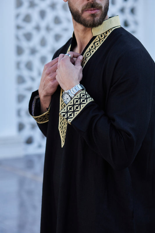 جلباب أسود وذهبي له