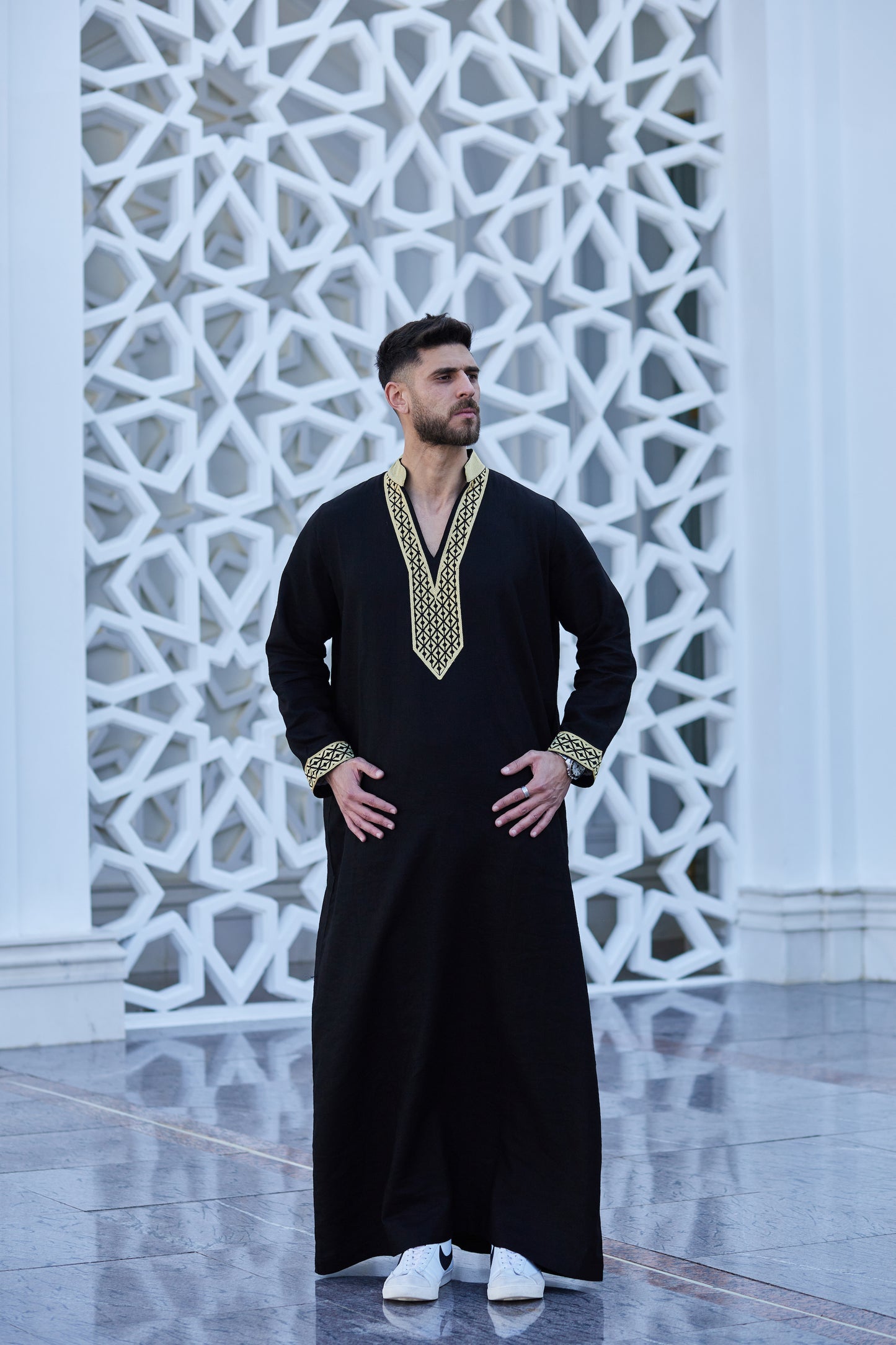 جلباب أسود وذهبي له