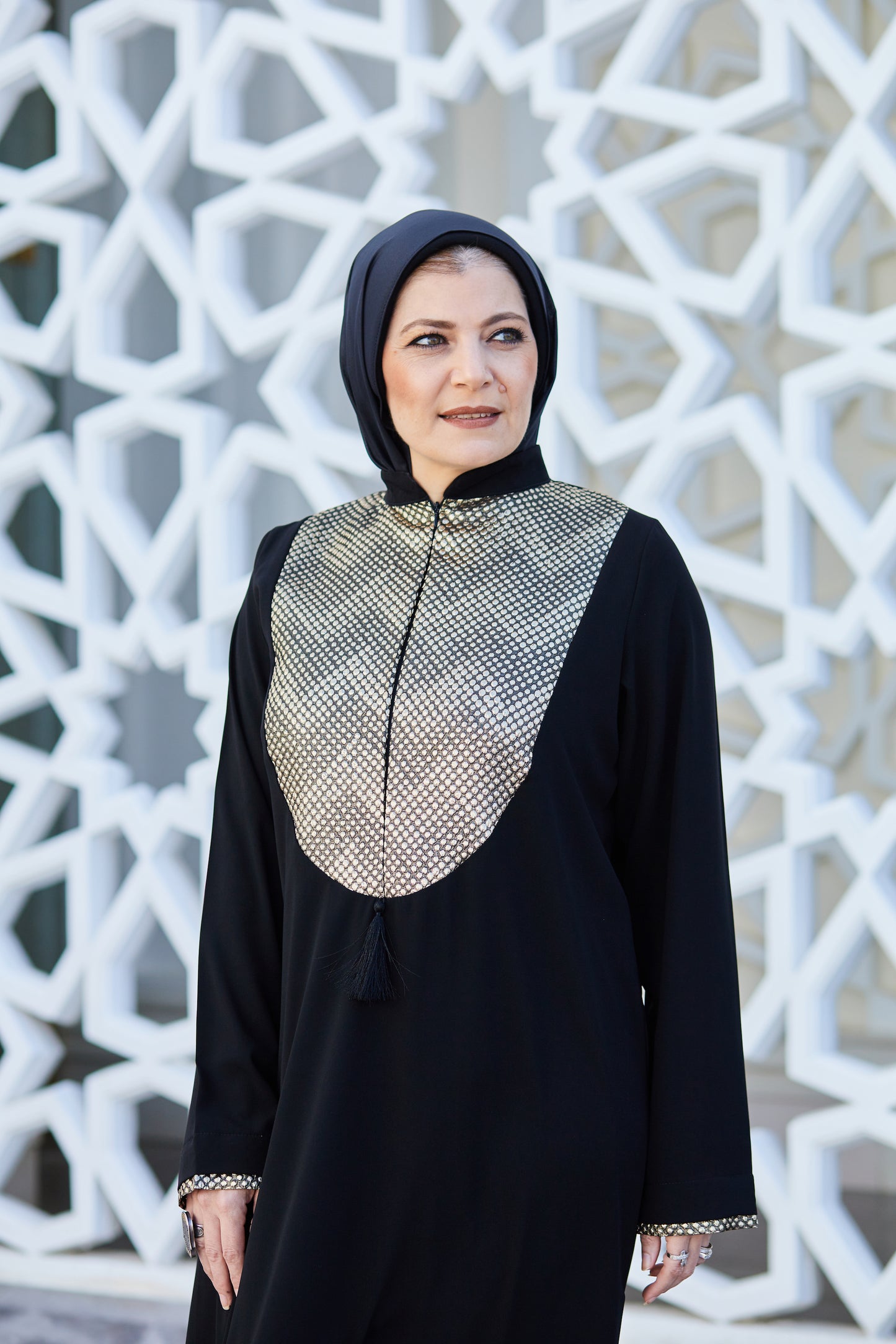 الجلباب الأسود والذهبي