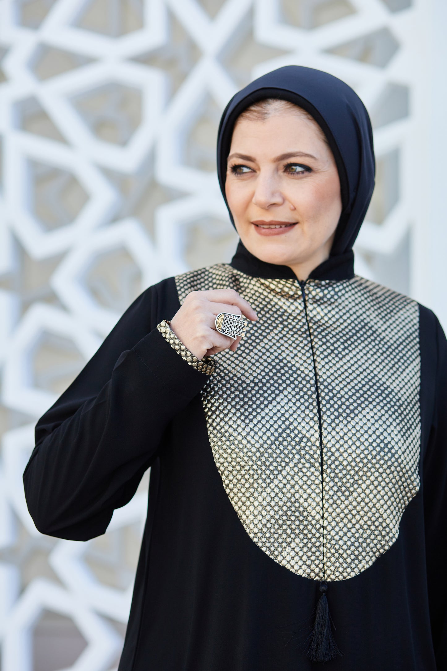 الجلباب الأسود والذهبي