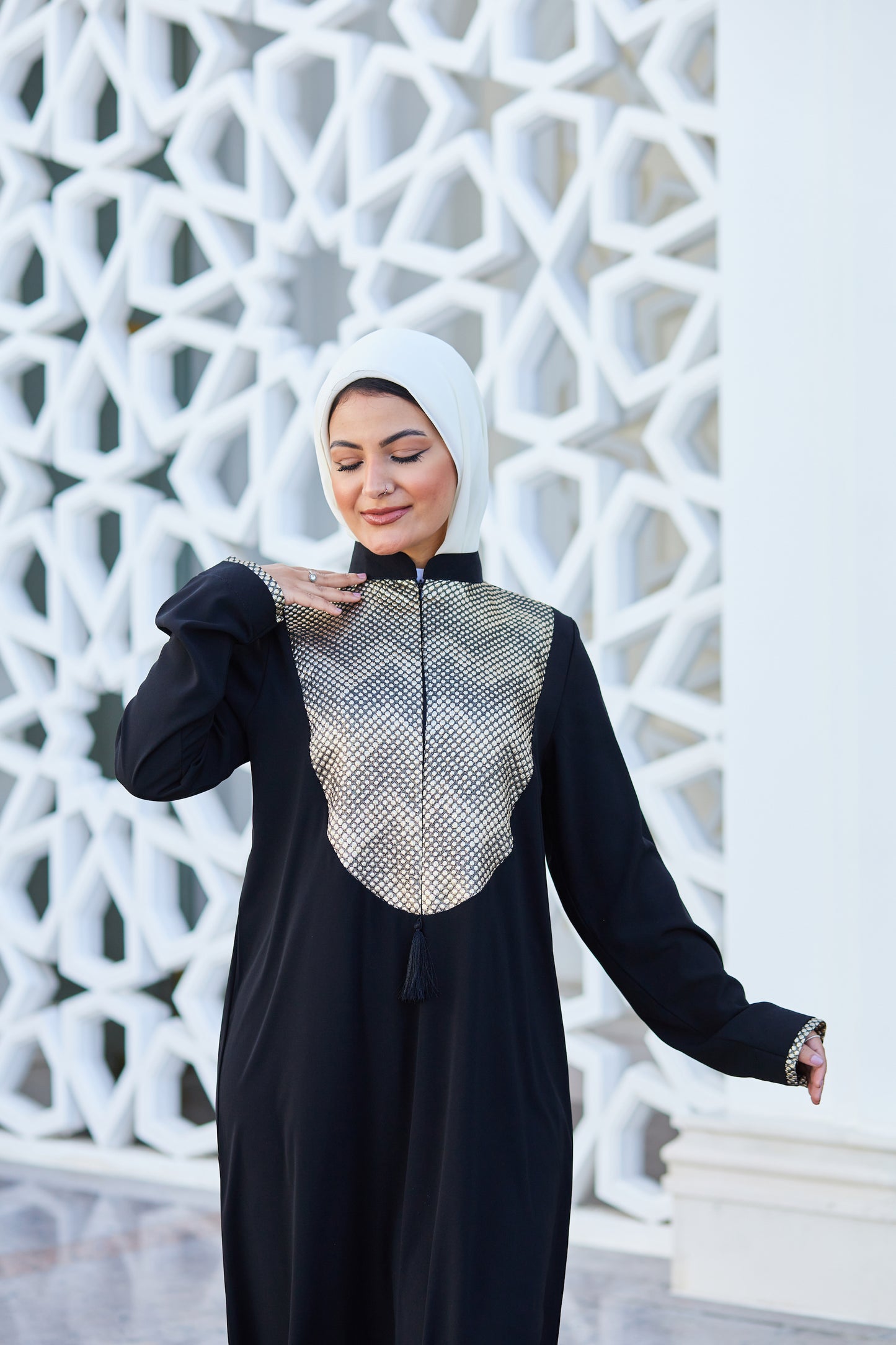 الجلباب الأسود والذهبي