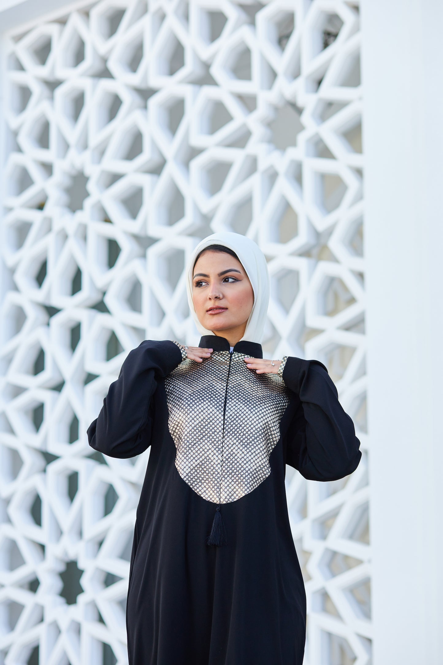 الجلباب الأسود والذهبي