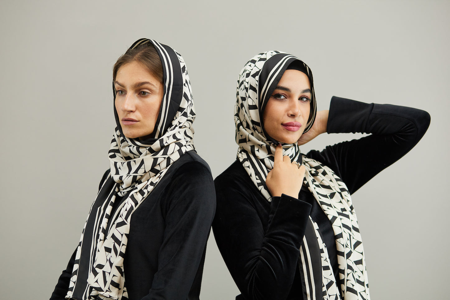 وشاح مطبوع بالعلامة التجارية أبيض × أسود