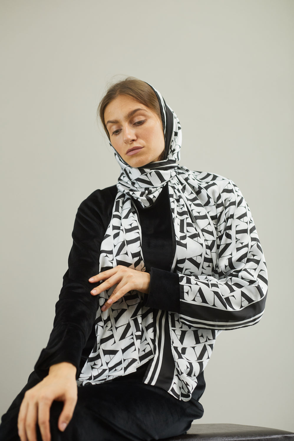 وشاح مطبوع بالعلامة التجارية أبيض × أسود