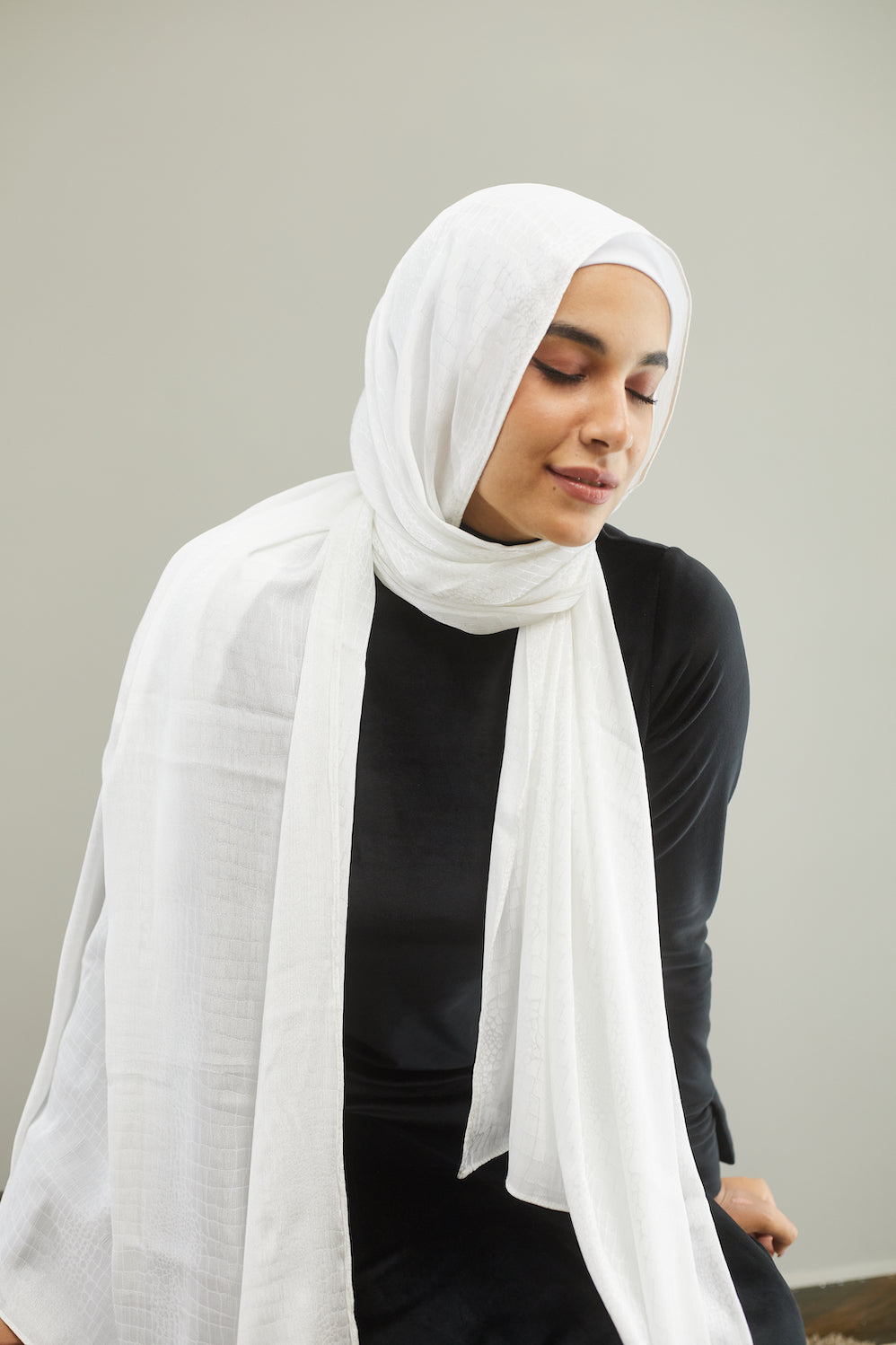 وشاح حريري أبيض