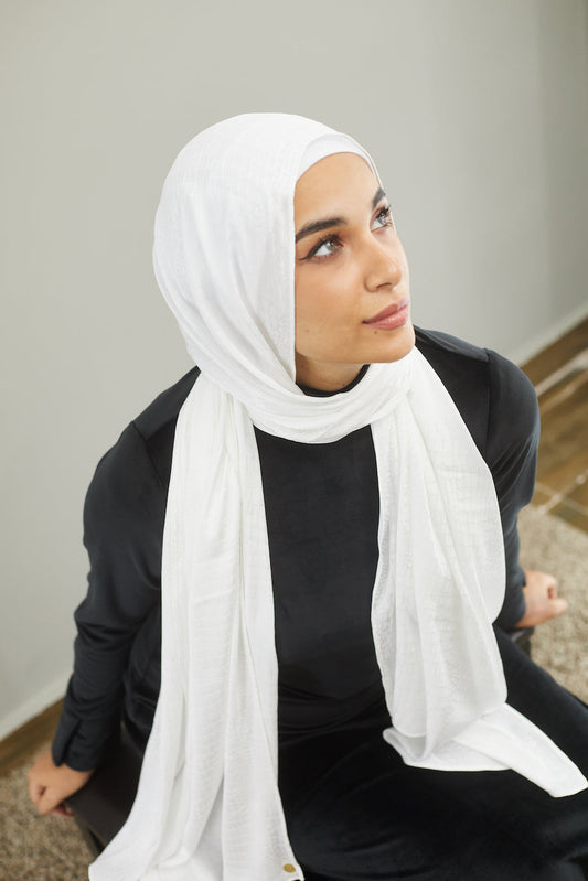 وشاح حريري أبيض