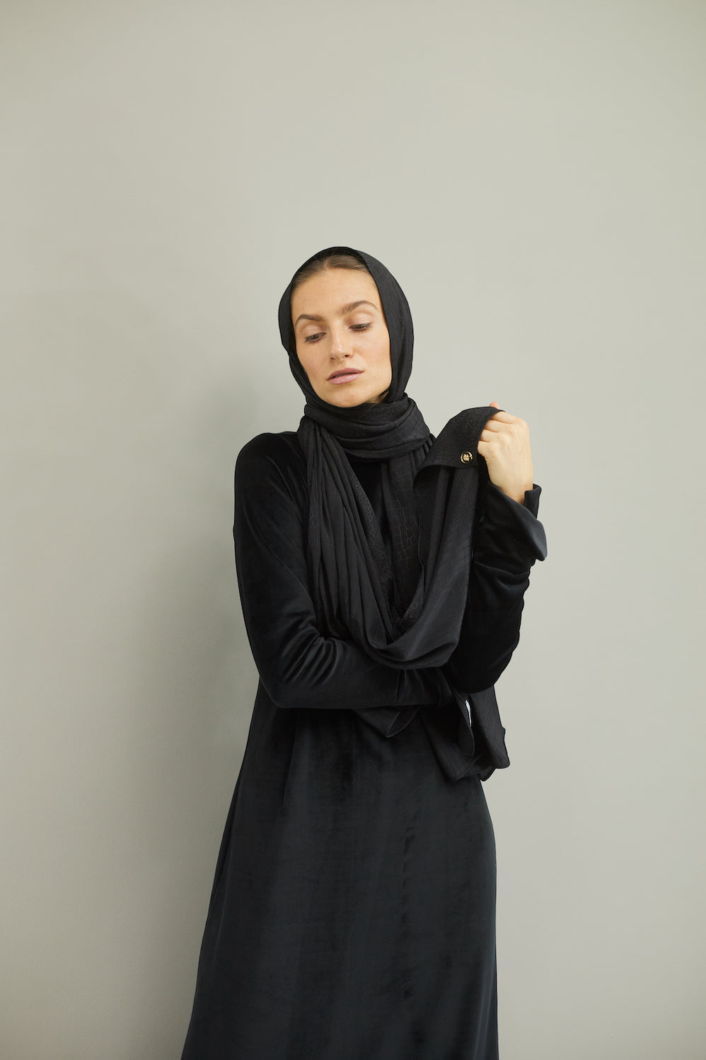 وشاح حرير أسود