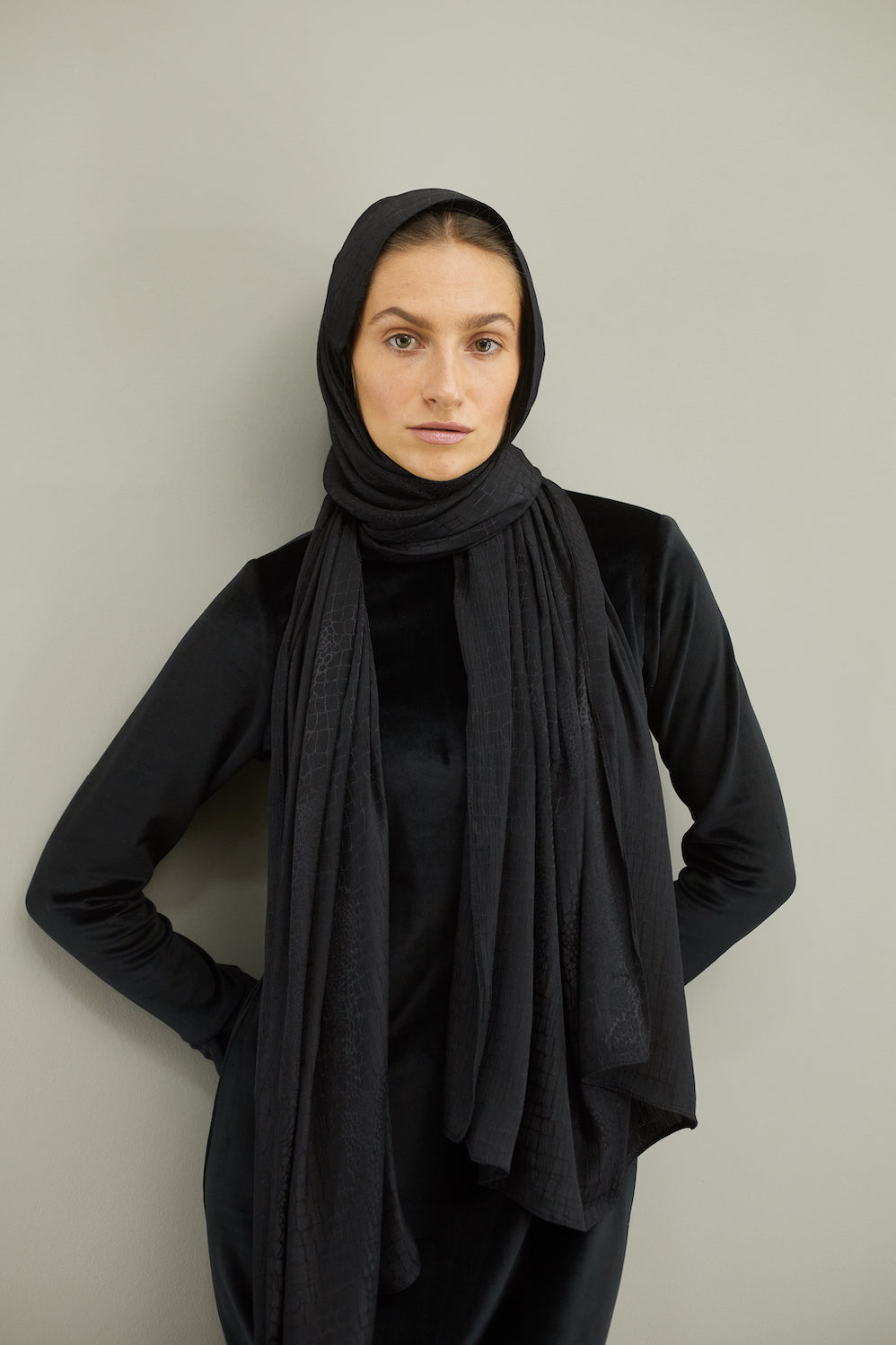 وشاح حرير أسود