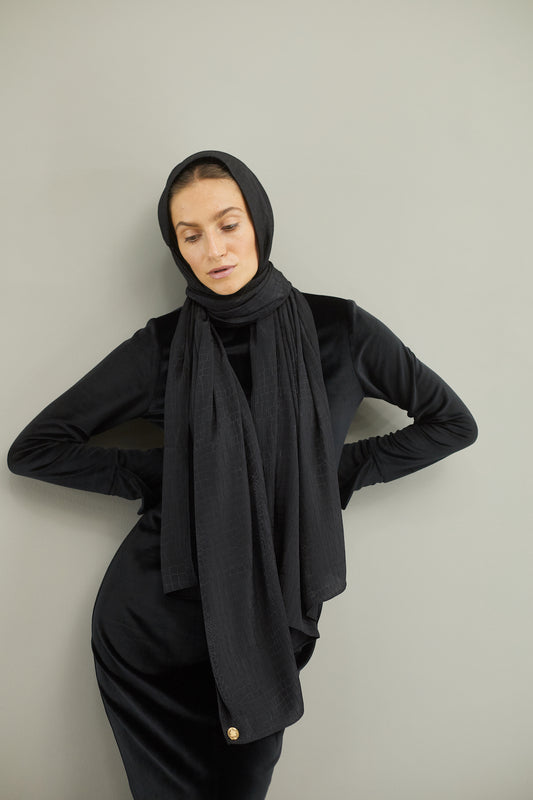 وشاح حرير أسود