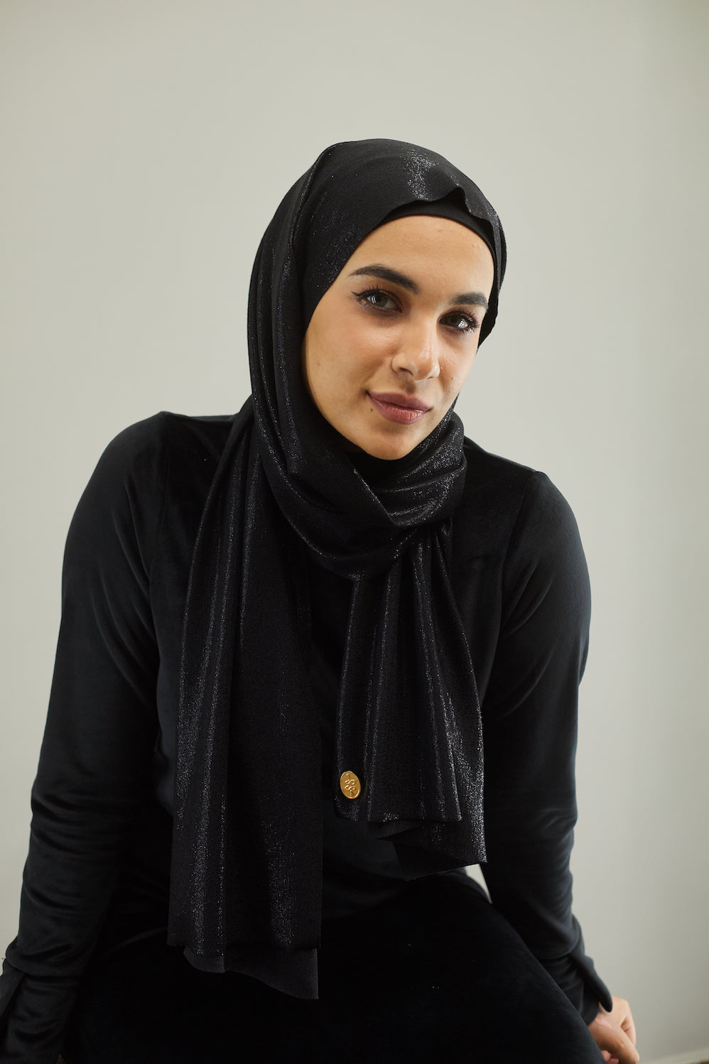وشاح جيرسي أسود معدني