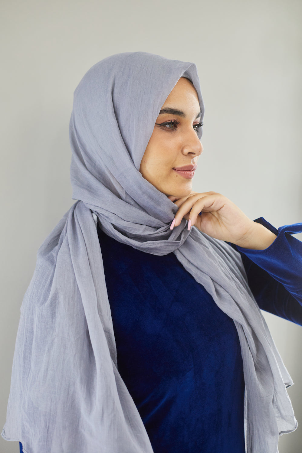 وشاح من الكتان باللون الرمادي الفاتح