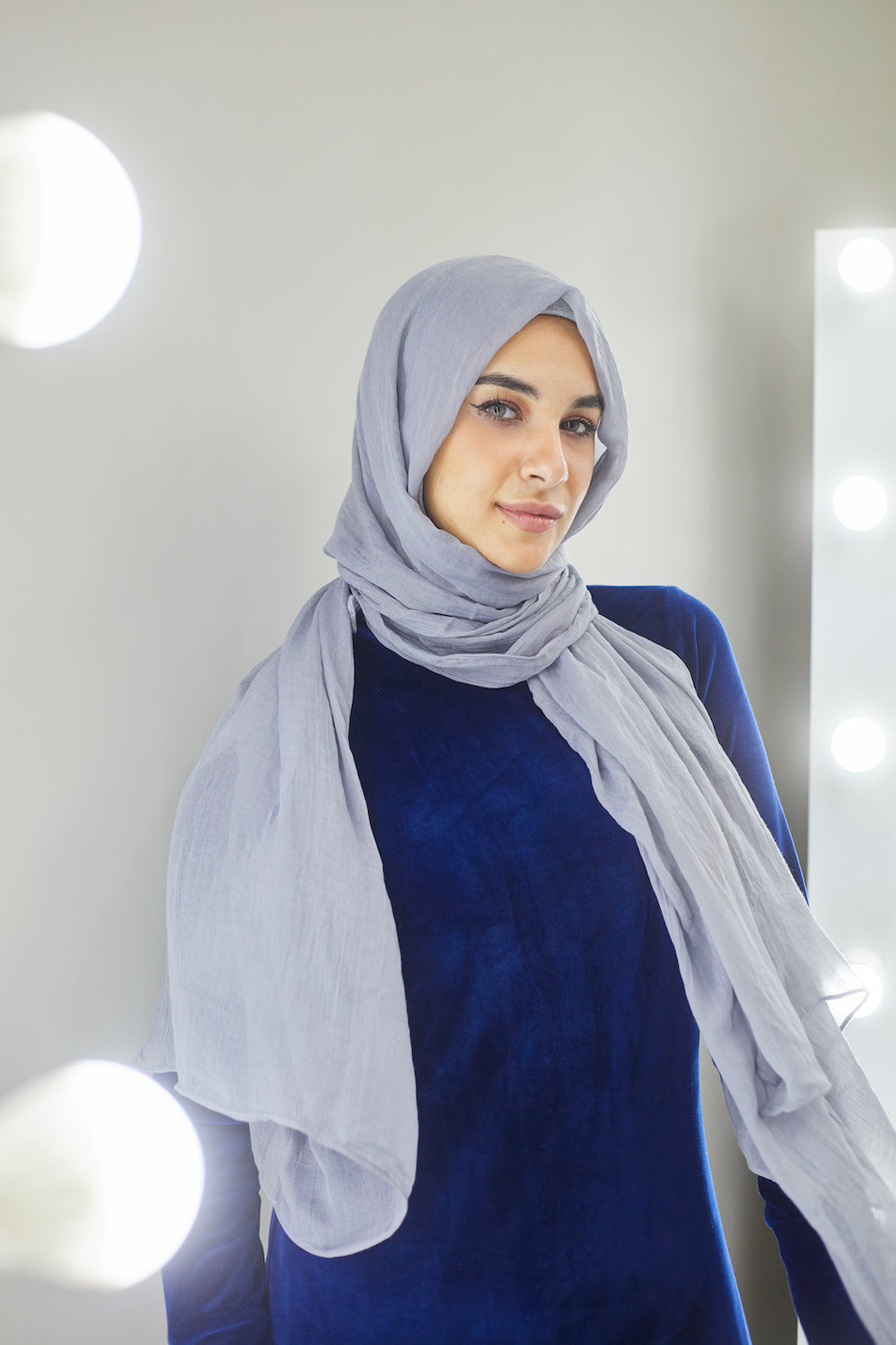 وشاح من الكتان باللون الرمادي الفاتح