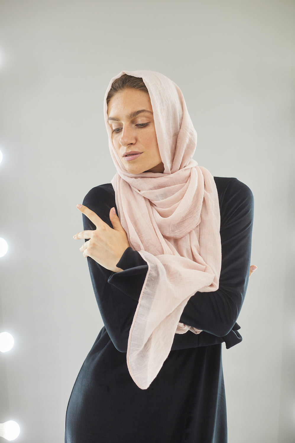 وشاح من الكتان البودرة باللون الخوخي