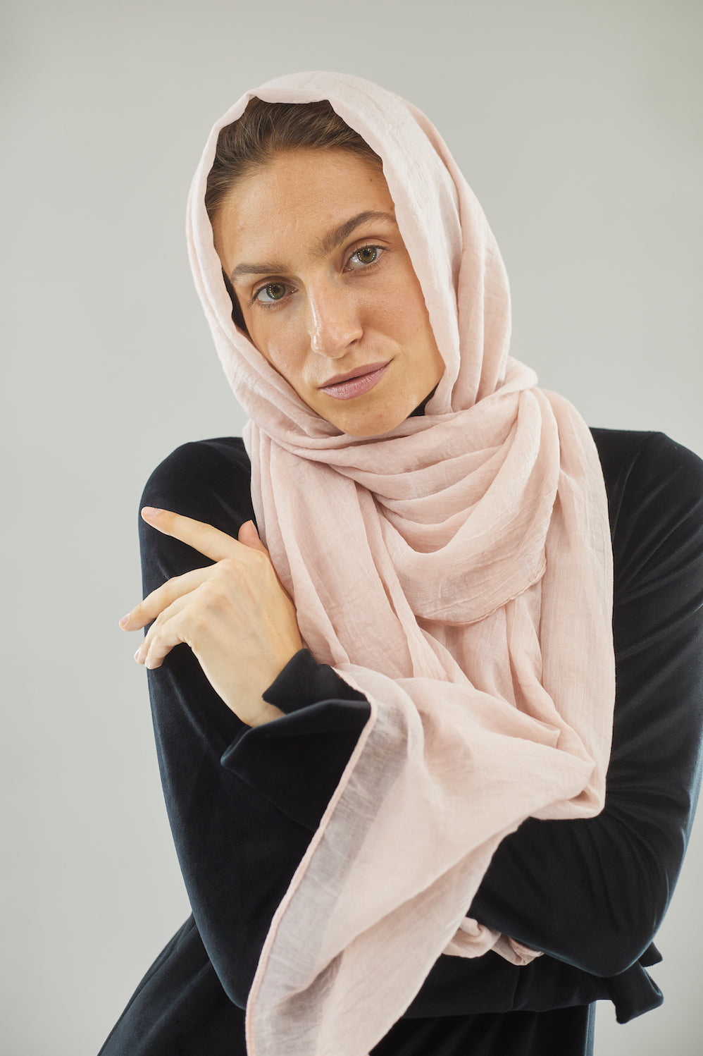 وشاح من الكتان البودرة باللون الخوخي