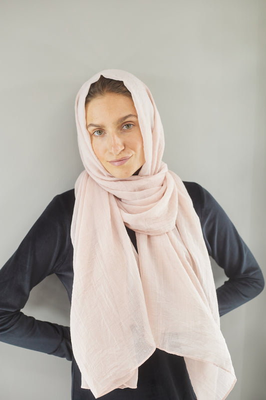 وشاح من الكتان البودرة باللون الخوخي