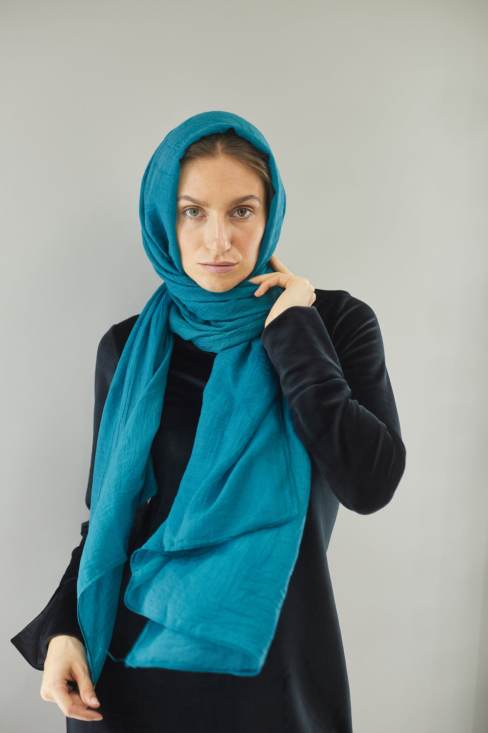 وشاح من الكتان باللون الأزرق المرجاني