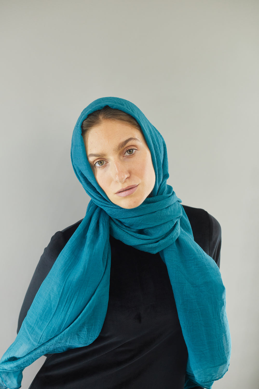 وشاح من الكتان باللون الأزرق المرجاني