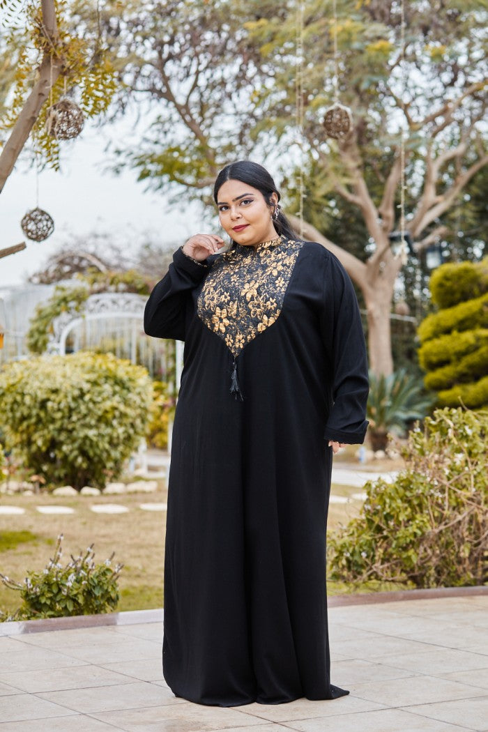 عباية سوداء مع طباعة أمامية