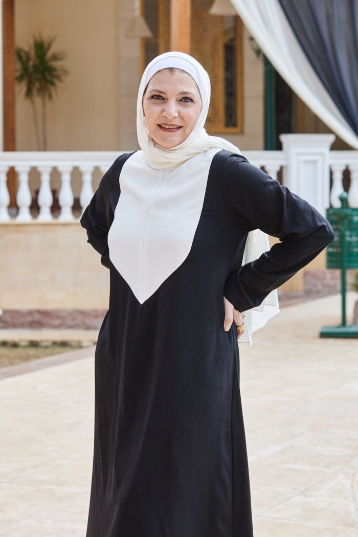 عباية سوداء مع طباعة أمامية