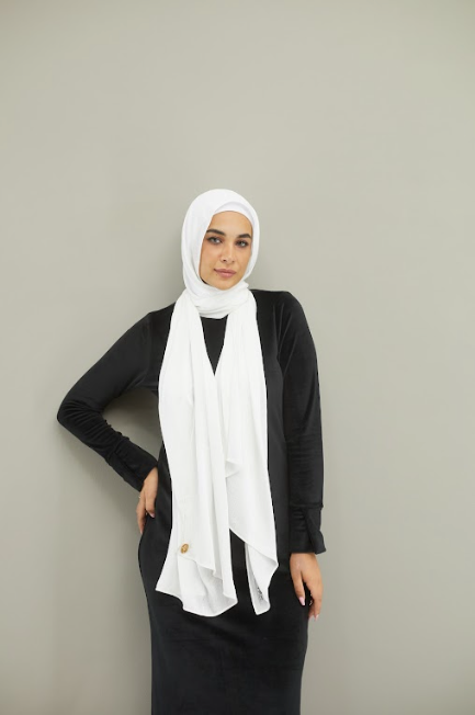وشاح حريري أبيض