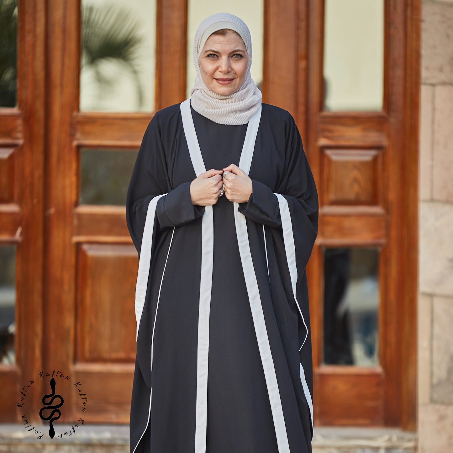 قفطان كريب أبيض وأسود